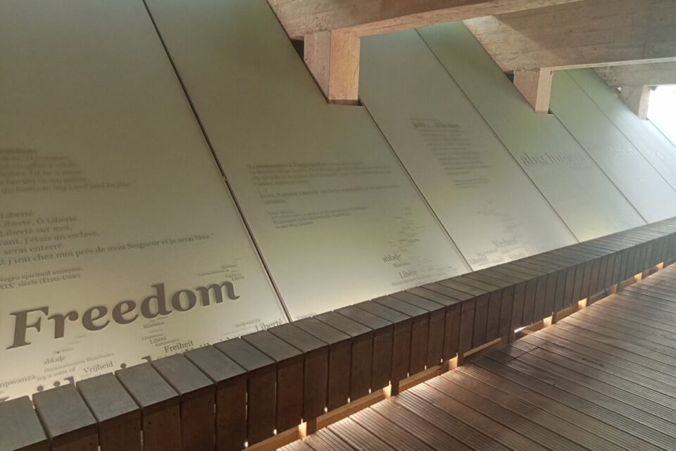 Une immense plaque de verre est le  le support d’une sélection de textes historiques
ou contemporains de textes qui se sont élevés contre l'esclavage.
