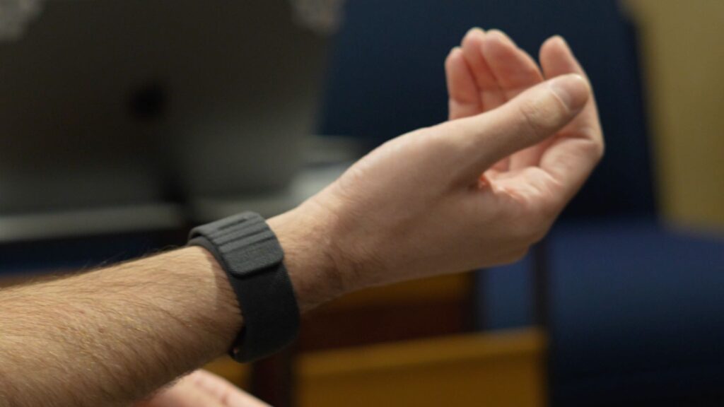 Le bracelet indispensable pour le prototype Meta Orion // Source : Alfred Tertrais, pour Numerama