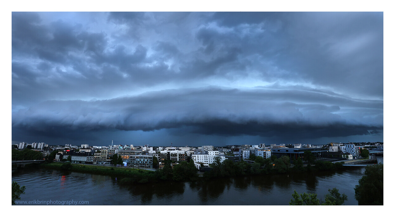 "Un moment spectaculaire", cet impressionnant nuage a traversé le ciel de Nantes avant l'orage