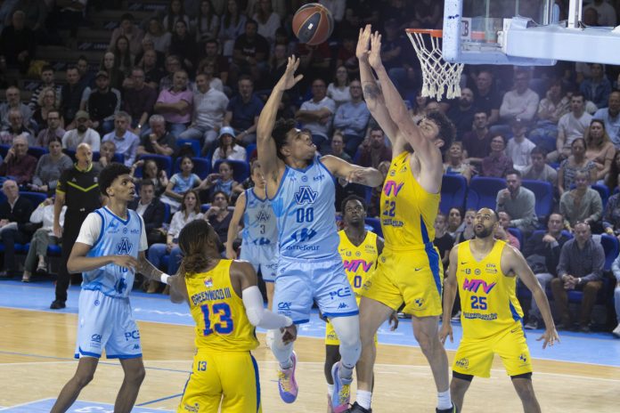 _MG_0663 Ugo Doumbia au duel lors du succès de la JA Vichy contre Hyères-Toulon