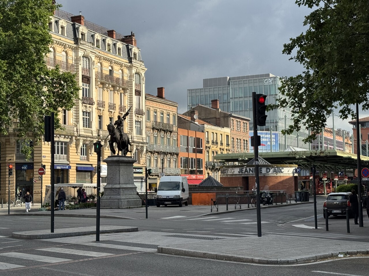 le second micocoulier de la place Jeanne d'Arc a été abattu