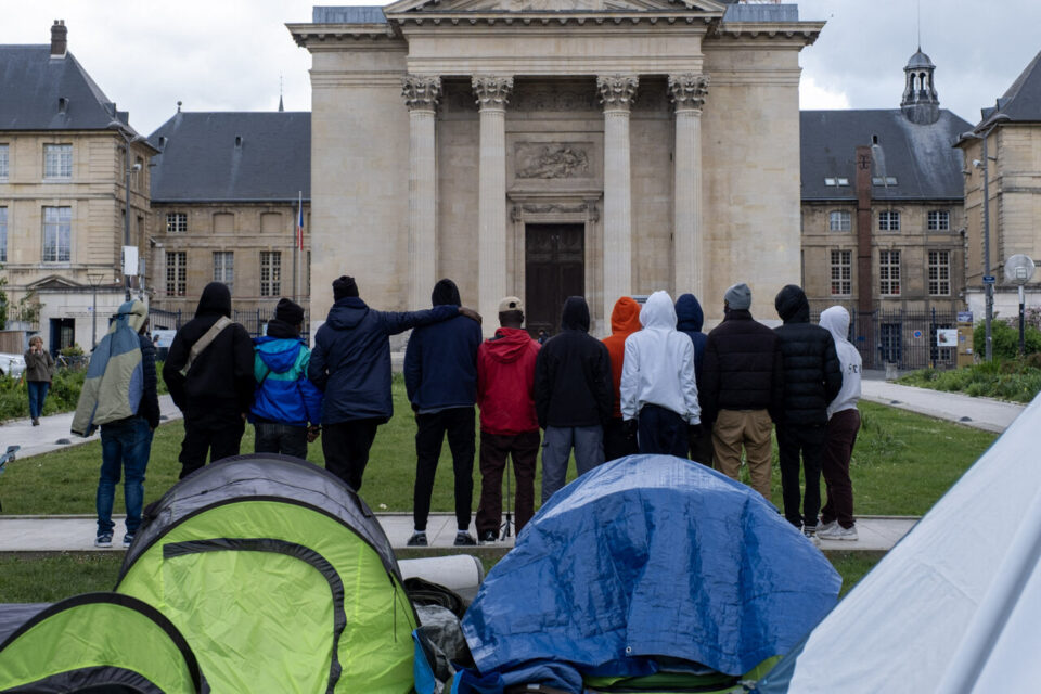 Avec Doss, une quinzaine de mineurs isolés campent devant la préfecture à Rouen pour faire entendre leurs voix.