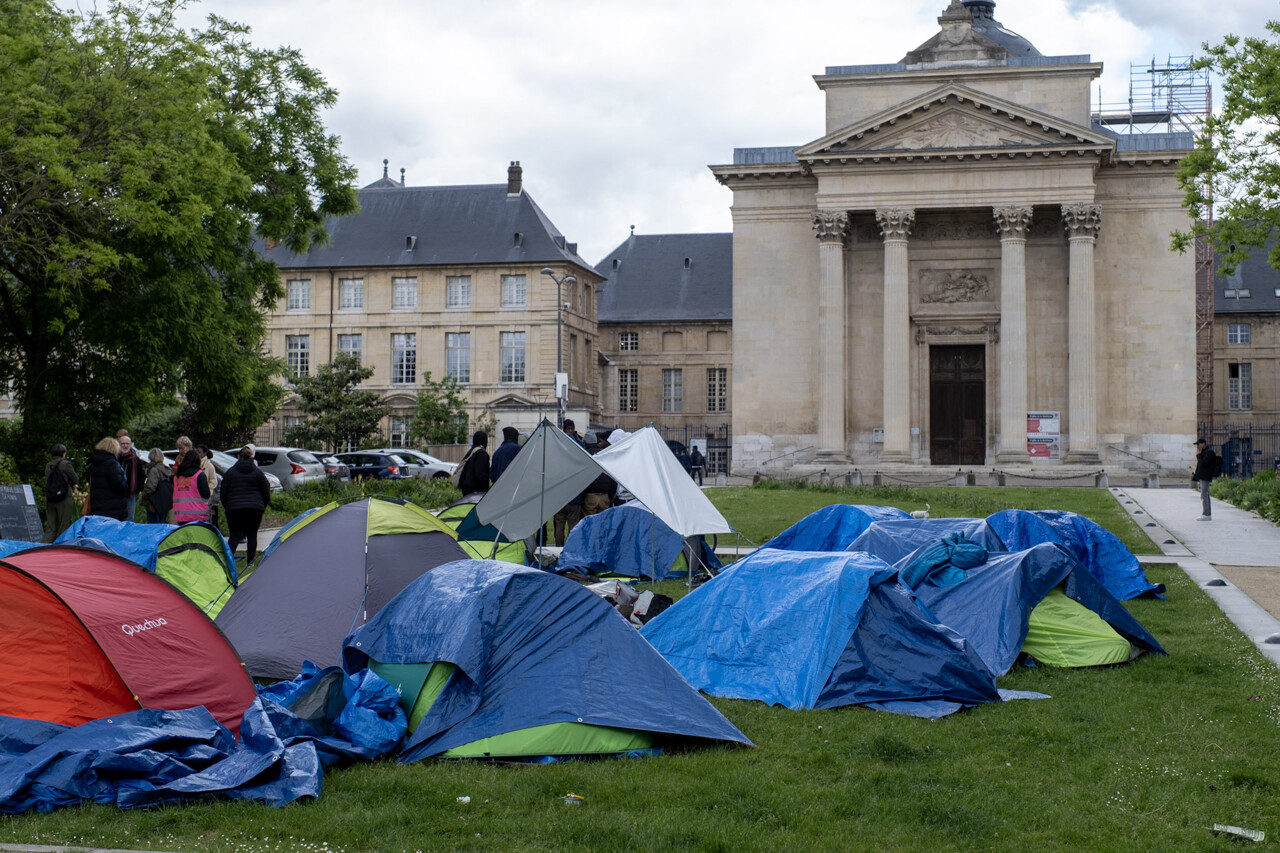 À Rouen, pourquoi des mineurs ont installé un campement de fortune devant la préfecture
