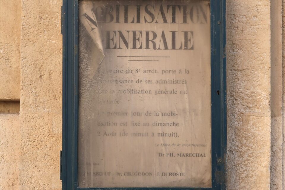 L'ordre de mobilisation générale affichée rue Royale à Paris