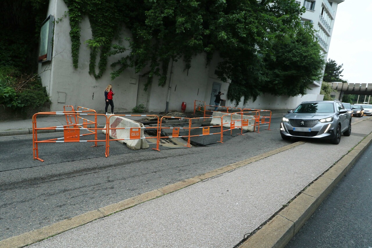 Lyon. Un gros trou se forme sur la route et surprend : les automobilistes en galère