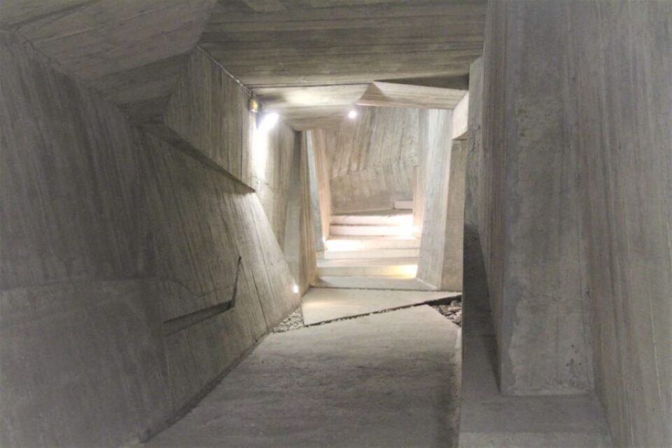Le monument-musée ressemble à un bunker.