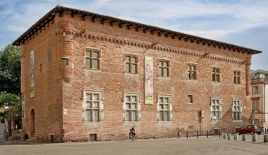 La façade du musée Saint-Raymond, sur la place Saint Sernin, à Toulouse.