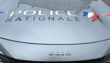 une automobiliste percute une jeune femme en sortant de chez elle et lui roule sur la jambe