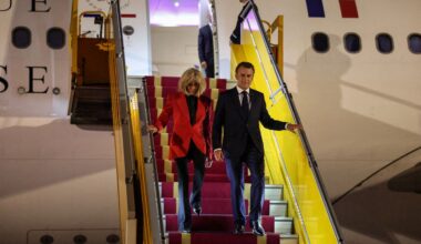 Emmanuel Macron giflé par Brigitte devant les caméras ? L'entourage du Président évoque une "chamaillerie"