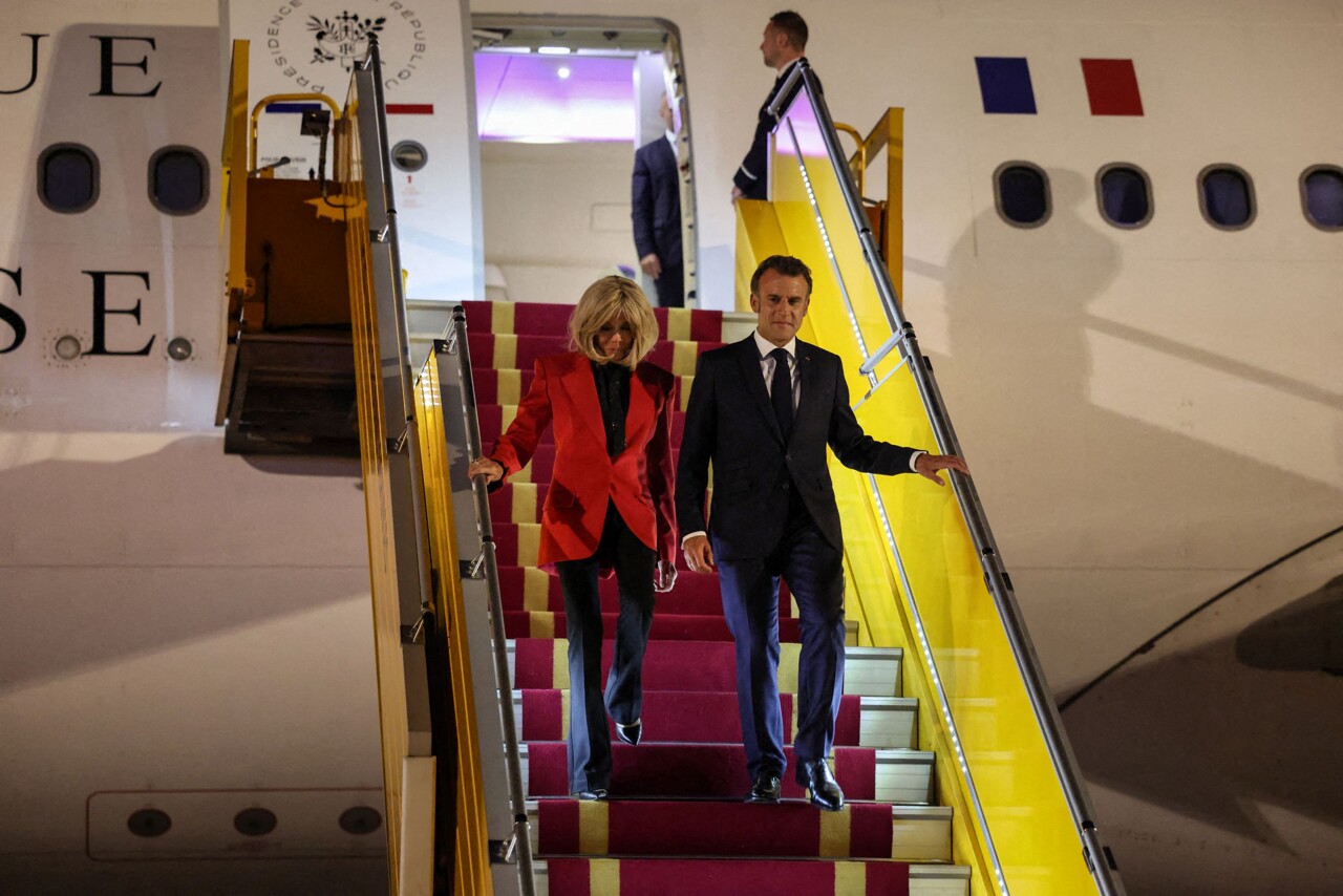 Emmanuel Macron giflé par Brigitte devant les caméras ? L'entourage du Président évoque une "chamaillerie"