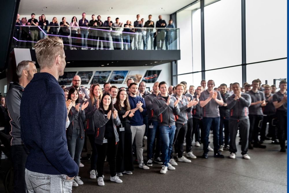 Nico Hülkenberg à l'usine Audi.
