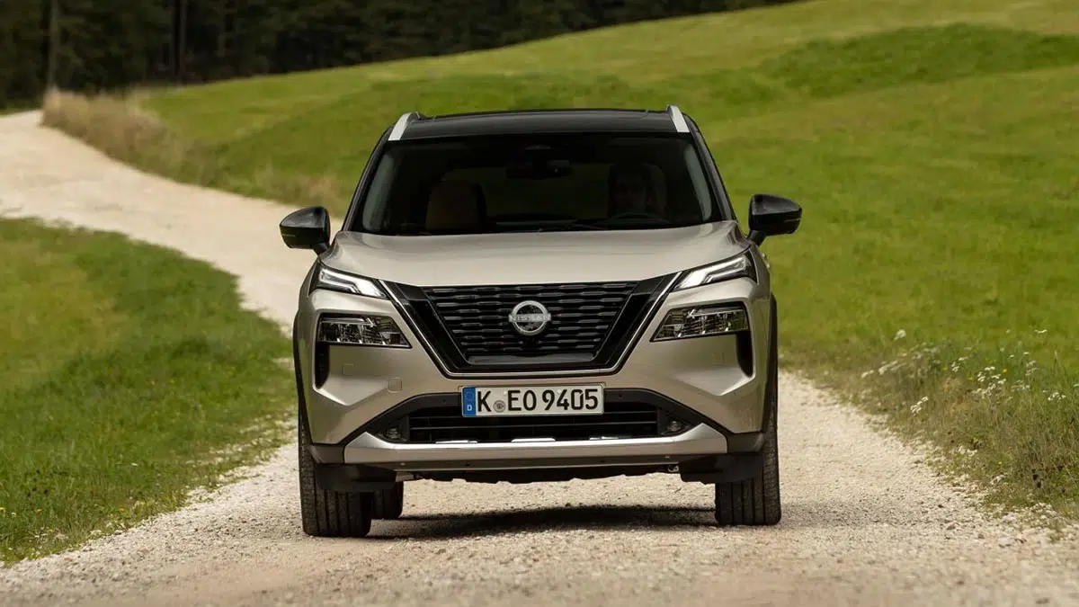 Avant du Nissan X-Trail e-POWER avec calandre en V et feux LED