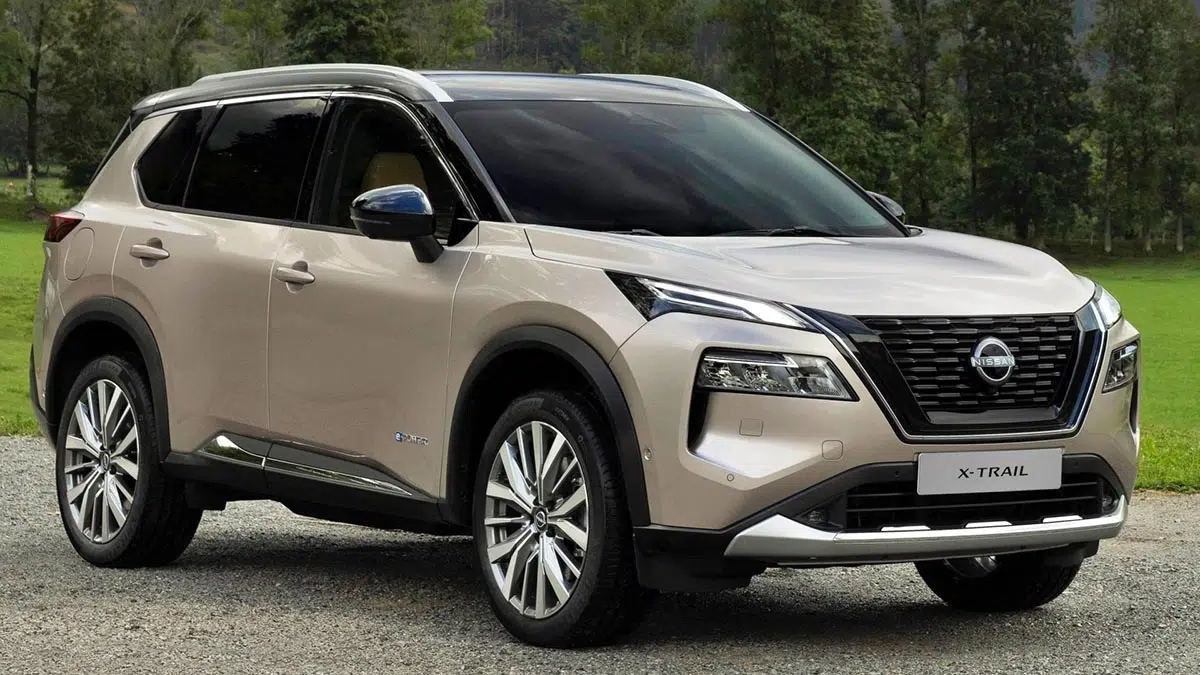 Vue latérale du Nissan X-Trail e-POWER 2025 avec ligne robuste et jantes alliage