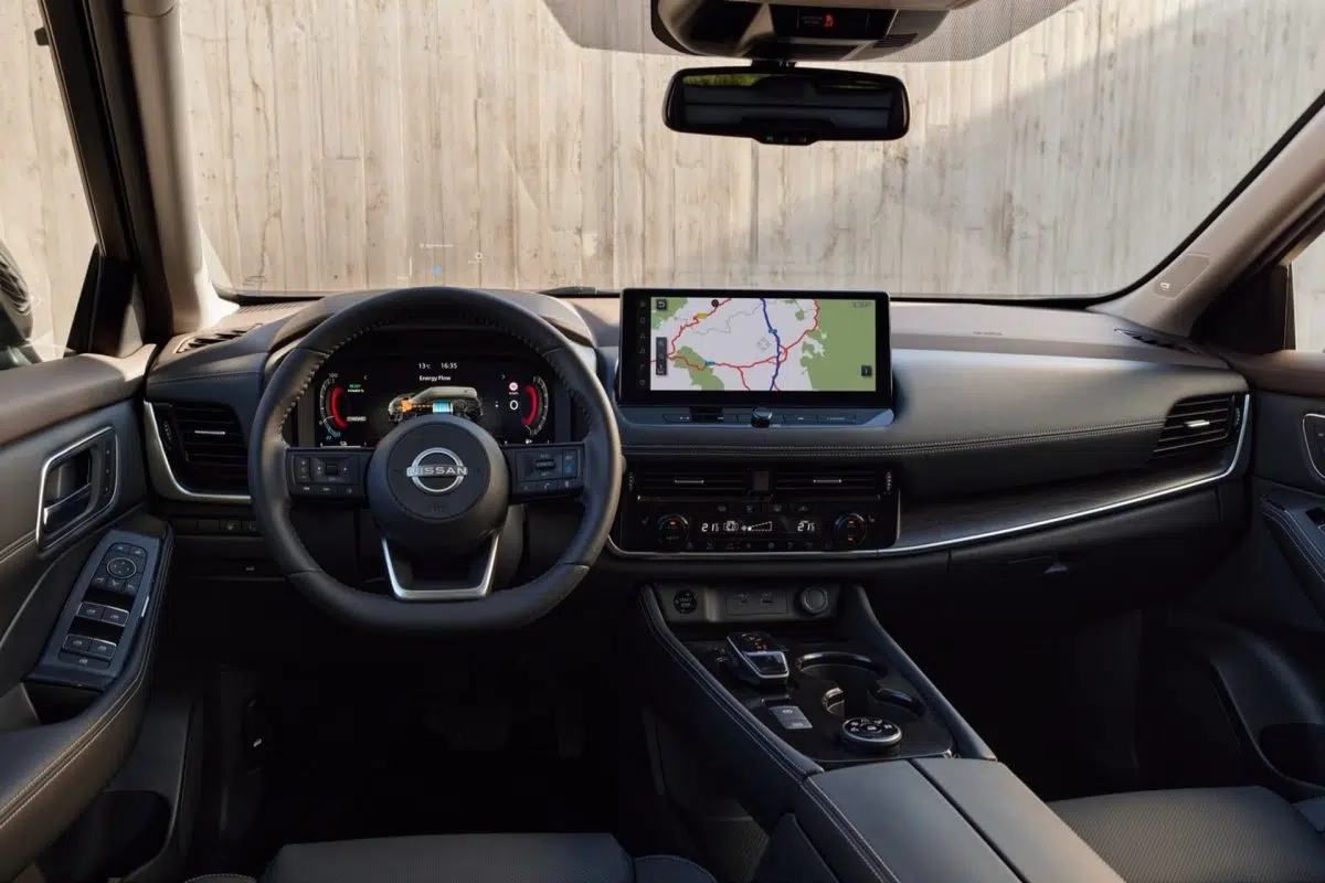 Intérieur conducteur du X-Trail e-POWER avec instrumentation numérique et écran central