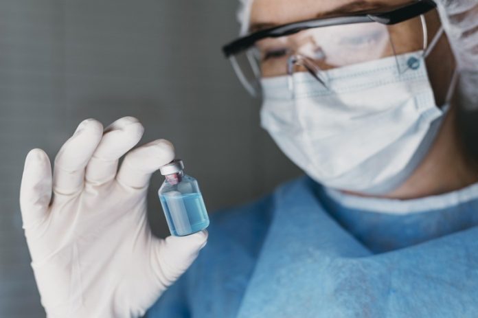 nouveau vaccin efficace contre toutes les souches de grippe en test avec ia Ma Santé Un chercheur médecin qui travaille sur le nouveau vaccin universel contre la grippe.