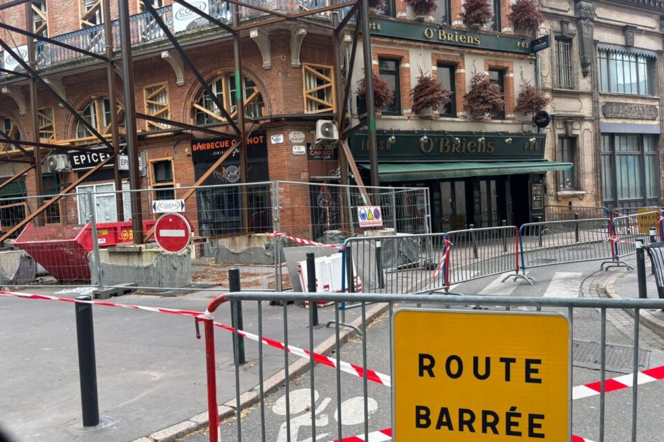 La route est barrée, l'accès coupé.