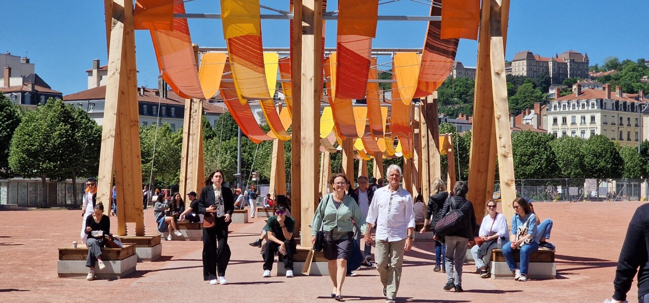 l'œuvre de Bellecour regorge de monde mais divise toujours