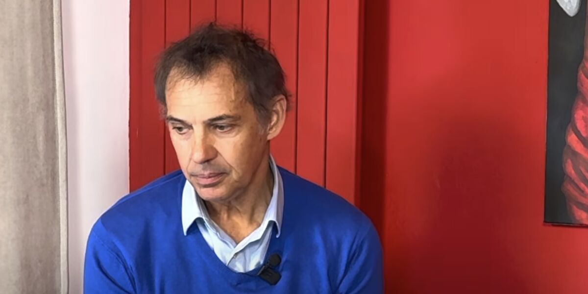 En larmes, Paul Belmondo revient sur la mort de sa mère et de sa soeur