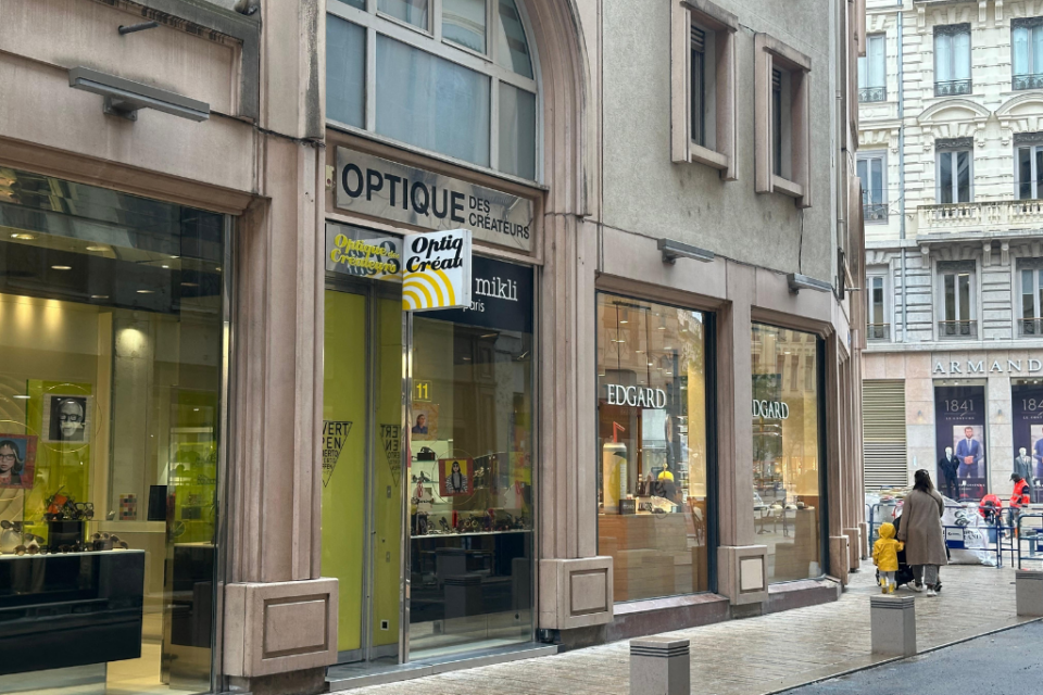 Les deux opticiens sont littéralement collés l'un à l'autre.