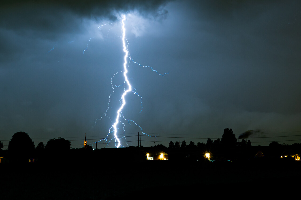 la vigilance activée dans un tiers du pays ce samedi, voici où la foudre va tomber