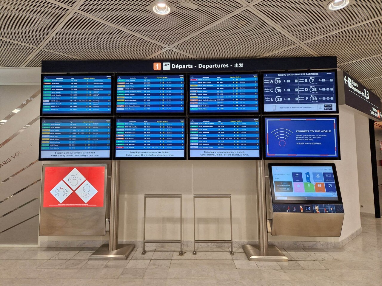 le trafic reste perturbé ce lundi, 15% de vols supprimés et de nombreux retards