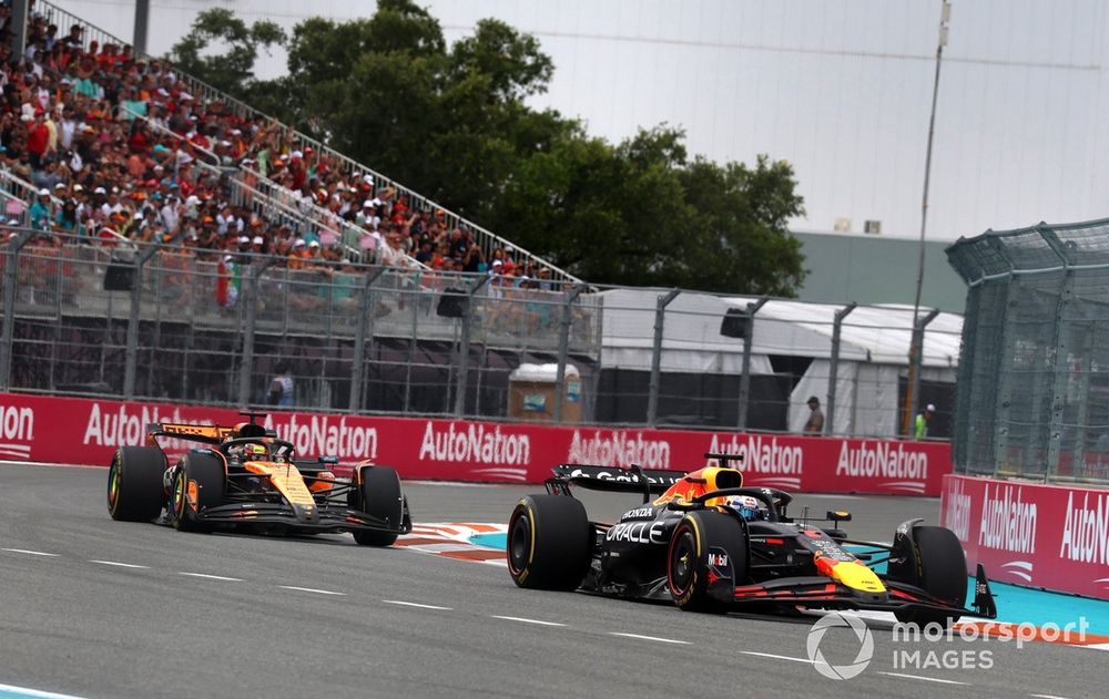 Oscar Piastri à la chasse derrière Max Verstappen.