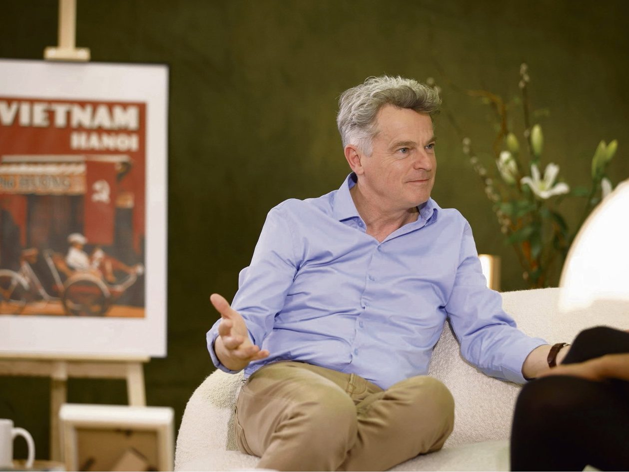« Une ambition intime » sur M6 : de Bardella à Roussel, en passant par Darmanin et Sandrine Rousseau, des portraits bien lisses pour une peopolisation de la politique