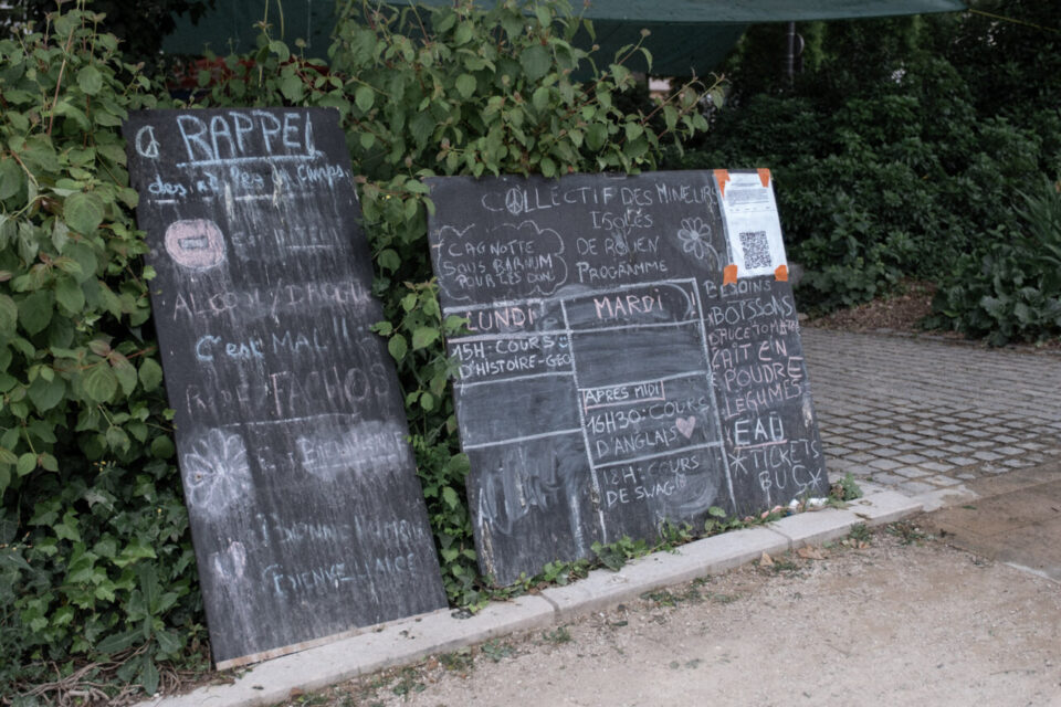 Pour tenir, les jeunes du collectif ont installé des tableaux à craie où ils renseignent leurs besoins en nourriture et produits d'hygiène.