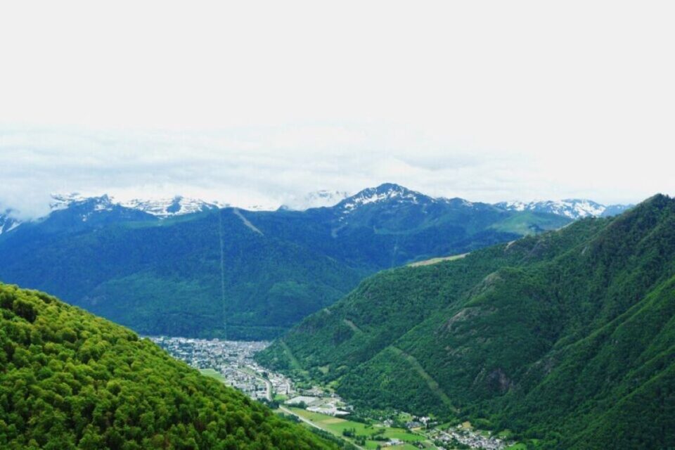 Depuis Artigue, la vue sur Bagnères-de-Luchon, sur Superbagnères, juste en face et sur les plus hauts sommets de la Haute-Garonne, est assez fabuleuse. 