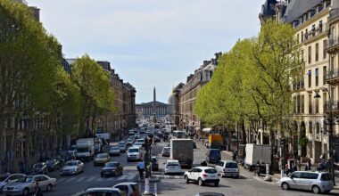 dans cette rue de Paris, une affiche rappelle que la guerre de 14 vient d'éclater