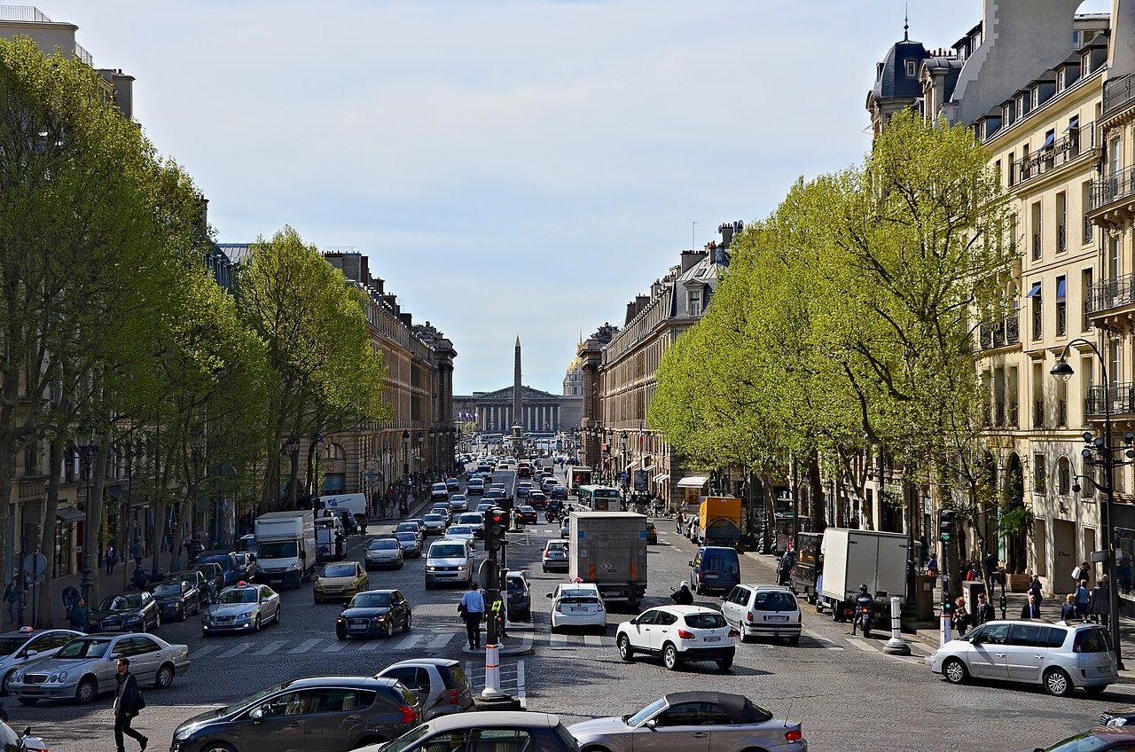 dans cette rue de Paris, une affiche rappelle que la guerre de 14 vient d'éclater