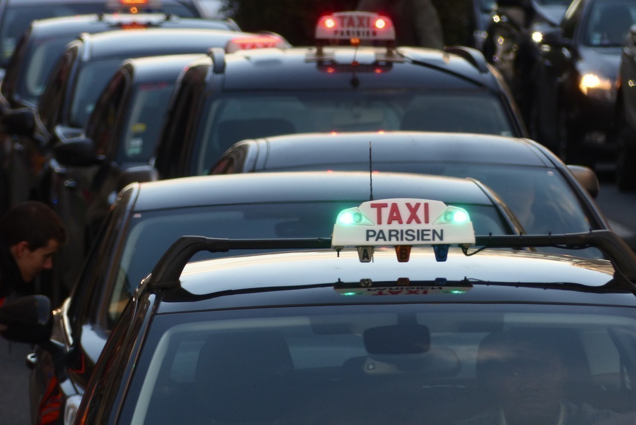 Manifestations des taxis, perturbations à l'aéroport d'Orly... L'info à midi en Île-de-France