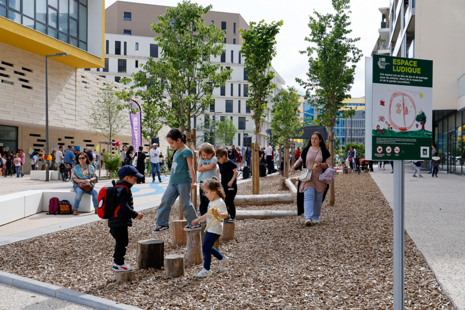 Le nouveau parvis de l'école Joan Miró est intégralement piétonnier.