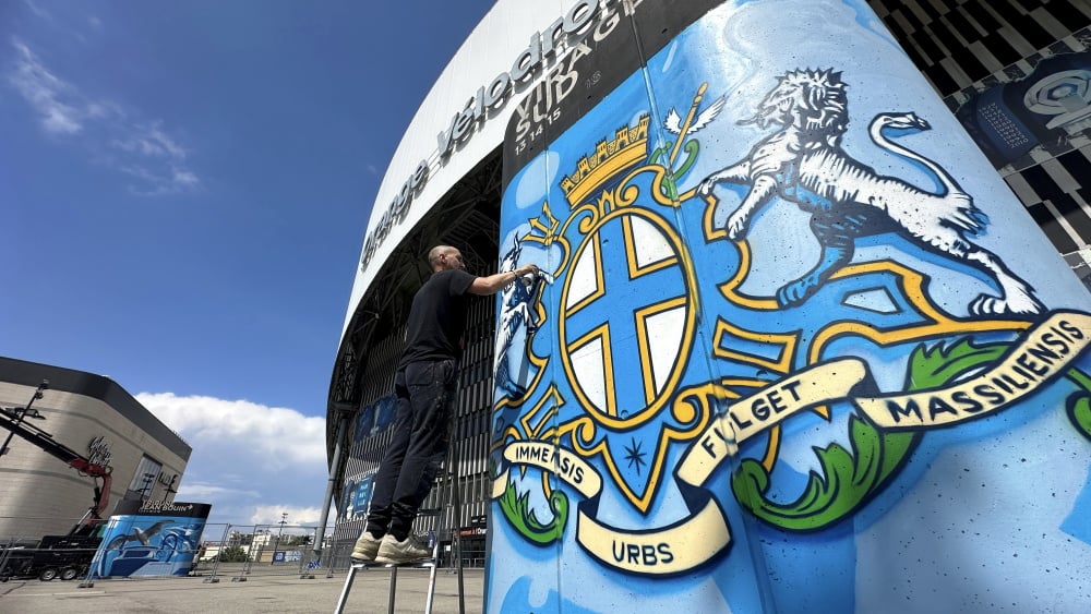 le graffeur Noyps dévoile ses fresques sur le parvis du Vélodrome