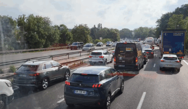 des kilomètres de bouchons sur l'A8, un péage pris d'assaut
