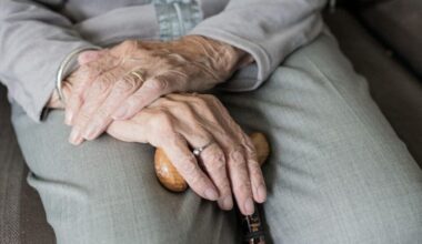 à 80 ans, Denise échappe à l'incendie mortel grâce au sauvetage héroïque d'un inconnu