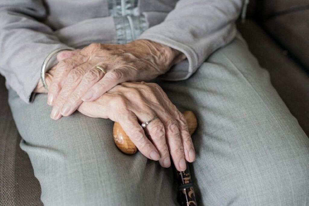 à 80 ans, Denise échappe à l'incendie mortel grâce au sauvetage héroïque d'un inconnu