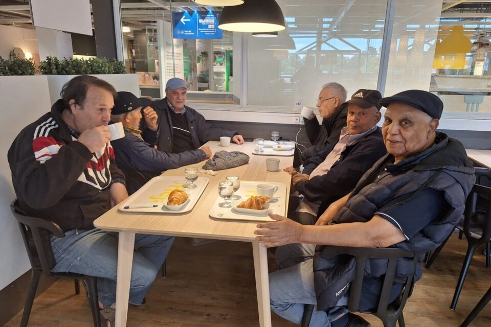 Yannick, au premier plan à gauche, avec ses amis. Ils s'assoient toujours à la même table, près du showroom IKEA.