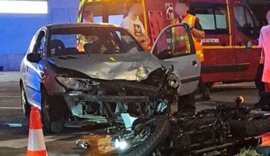 un automobiliste percute un motard