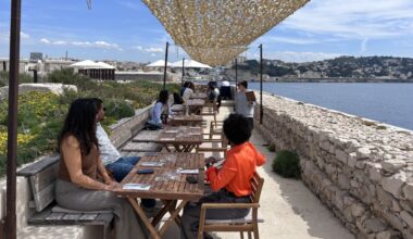 Un repas hors du temps et loin du stress sur l'île Degaby dans la baie de Marseille