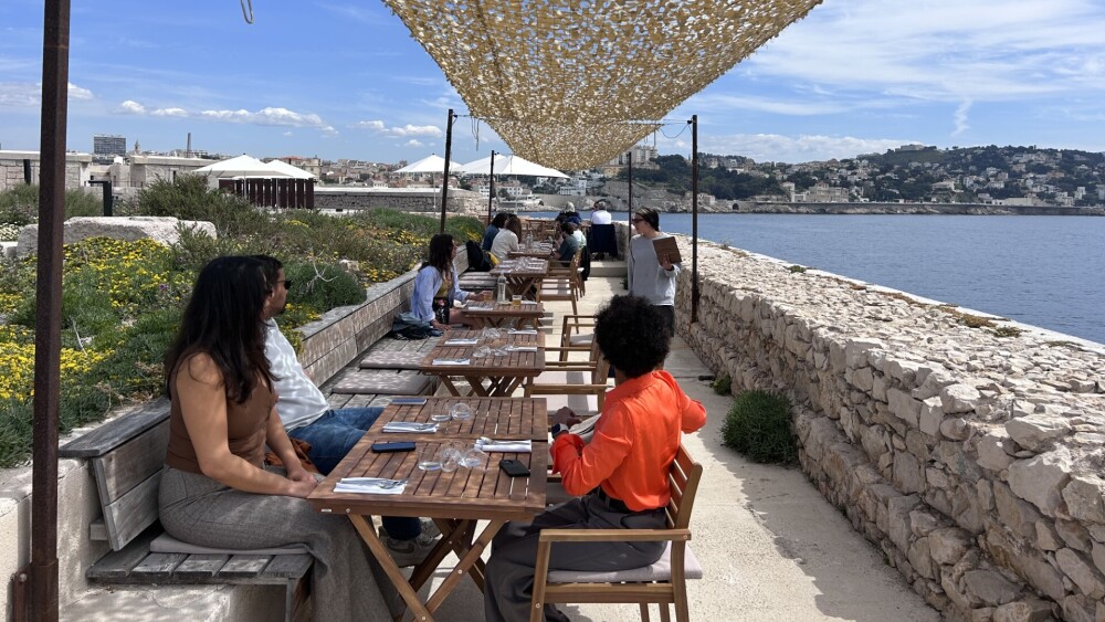Un repas hors du temps et loin du stress sur l'île Degaby dans la baie de Marseille