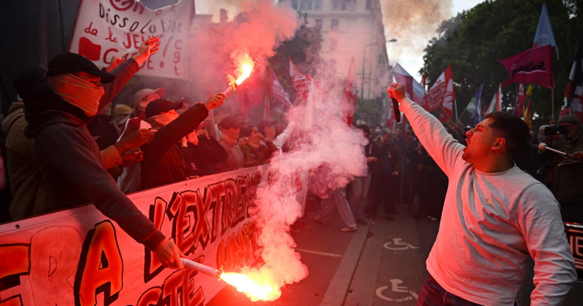 plusieurs centaines de manifestants contre la dissolution de la Jeune Garde