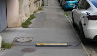 le câble sur le trottoir est dangereux et interdit