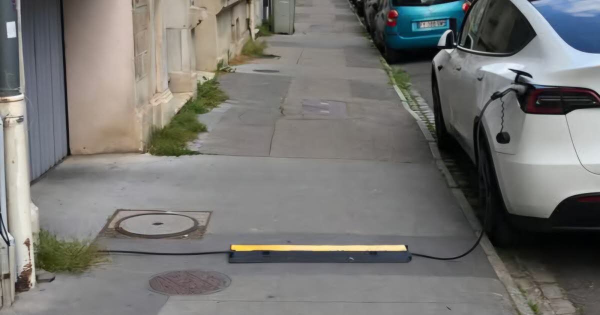 le câble sur le trottoir est dangereux et interdit