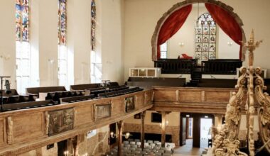 Strasbourg. Un lourd rideau rouge, du mobilier, un Steinway... l’église Saint-Guillaume poursuit sa rénovation