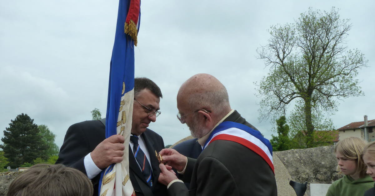 Chambles. Jean-Paul Prybilski honoré pour ses 30 ans de porte-drapeau