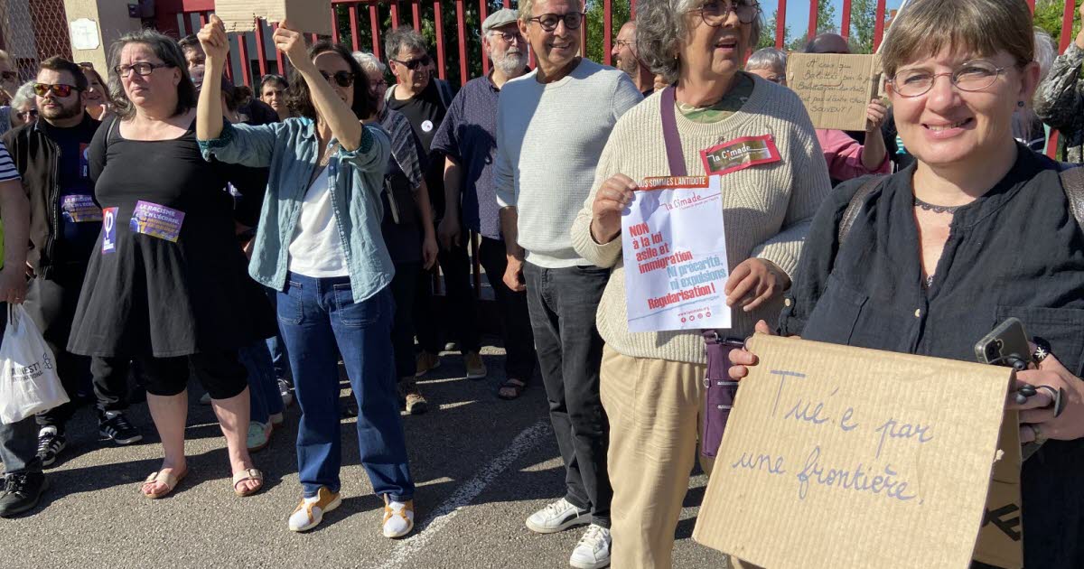 les défenseurs des migrants protestent