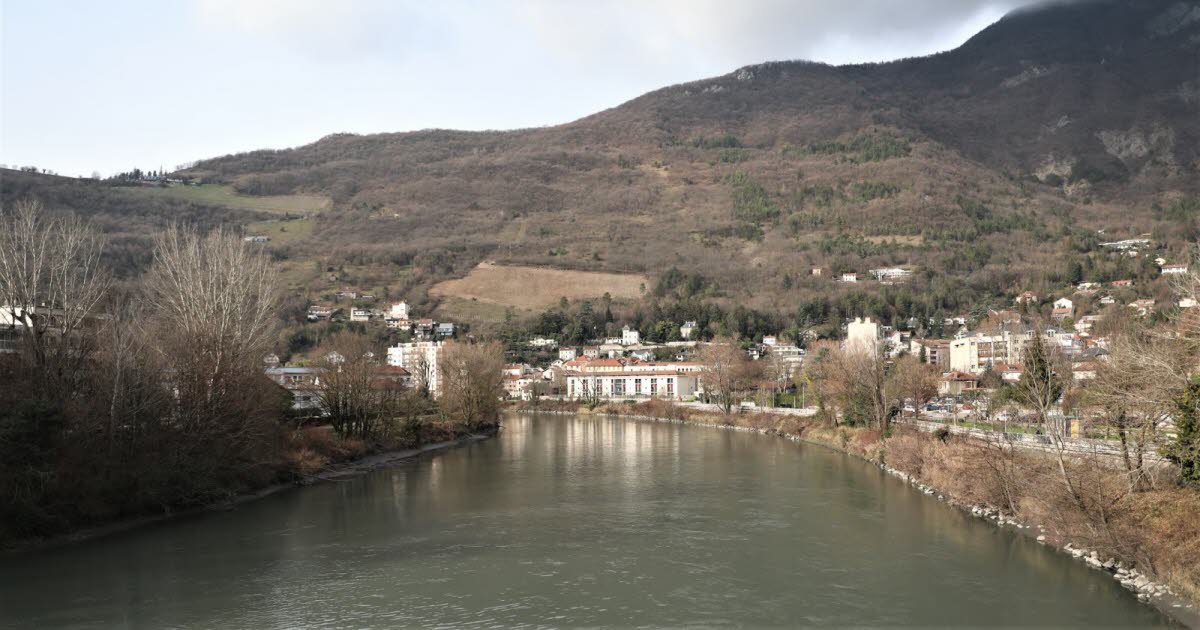 Grenoble. Deux policiers plongent dans l’Isère pour secourir une adolescente qui venait de sauter dans l’eau