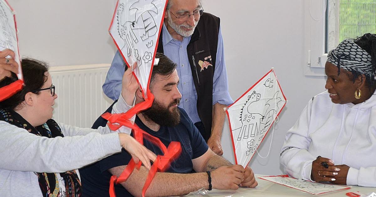 Tomblaine. Les animateurs municipaux initiés à la fabrication de cerfs-volants