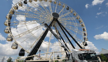 la grande roue sur le départ, le démontage a démarré